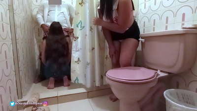 Медсестра оорукананын ваннасынан бейтапты жабыштырып жаткан дарыгерди табат / 1-БӨЛҮМ / NicoleLondrawer / Chiquicandy